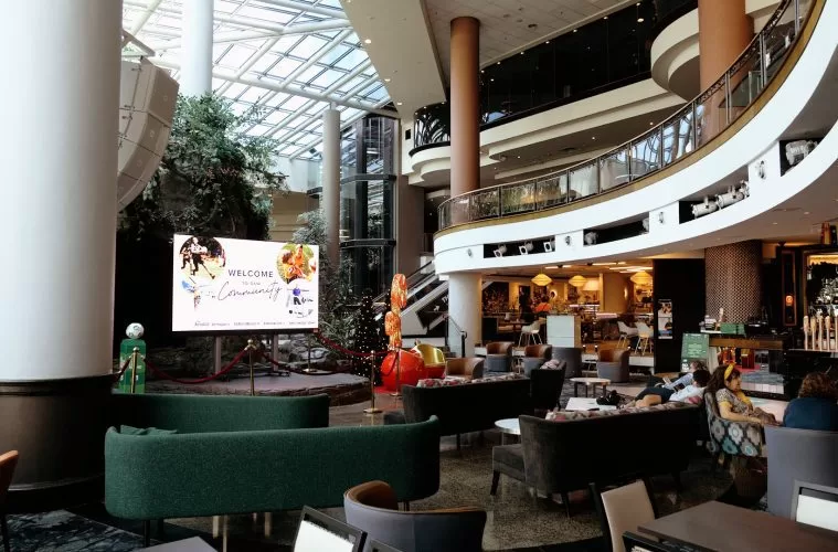 HOW IS ADVANCED LED DISPLAY TECHNOLOGY ENHANCING GUEST EXPERIENCES IN THE HOSPITALITY INDUSTRY?